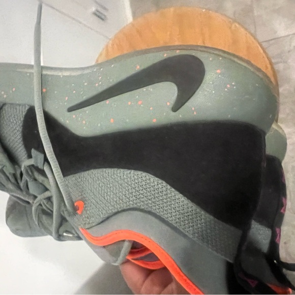 Nike Gray and Orange Athletic Shoes with Sleek Design - Picture 4 of 7